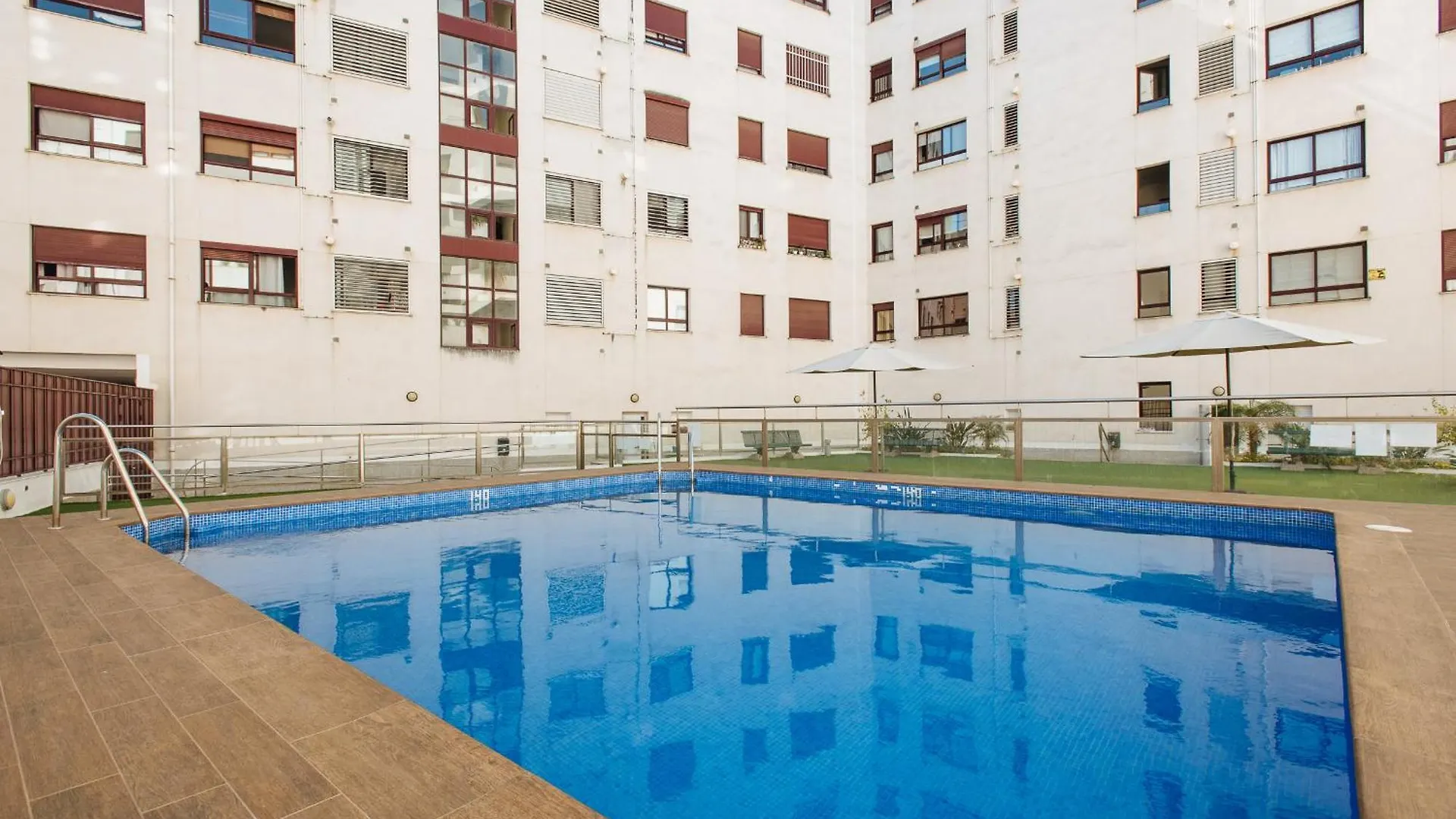 San Bernardo Home Free Parking Seville 0*,
